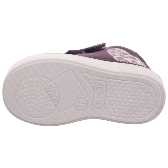 A girls first boot by Superfit, style 1-000771-8520, in purple with leopard heart detail and double velcro fastening. Sole view.