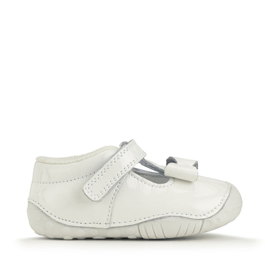 A girls pre-walker by Start-Rite, style Wiggle, with bow detail, in white patent leather. Toe bumper and velcro fastening. Right side view.