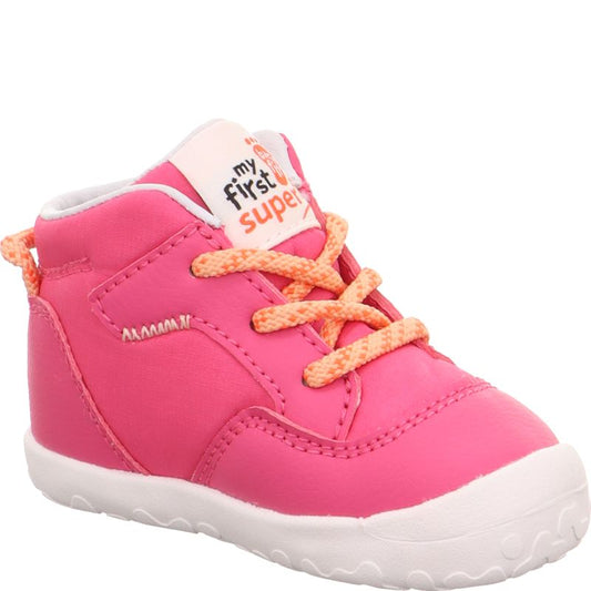 A girls first boot by Superfit, style Flummi in fuxia with lace fastening. Left angled view. Featuring bare fit branding.