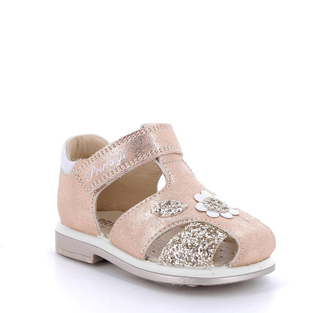 A girls closed toe sandal by Primigi, style 3859122, in metallic salmon and platinum with a velcro strap. Angled view.
