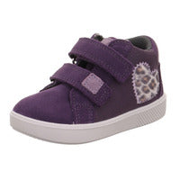 A girls first boot by Superfit, style  1-000771-8520, in purple with leopard heart detail and double velcro fastening. Angled right side view.