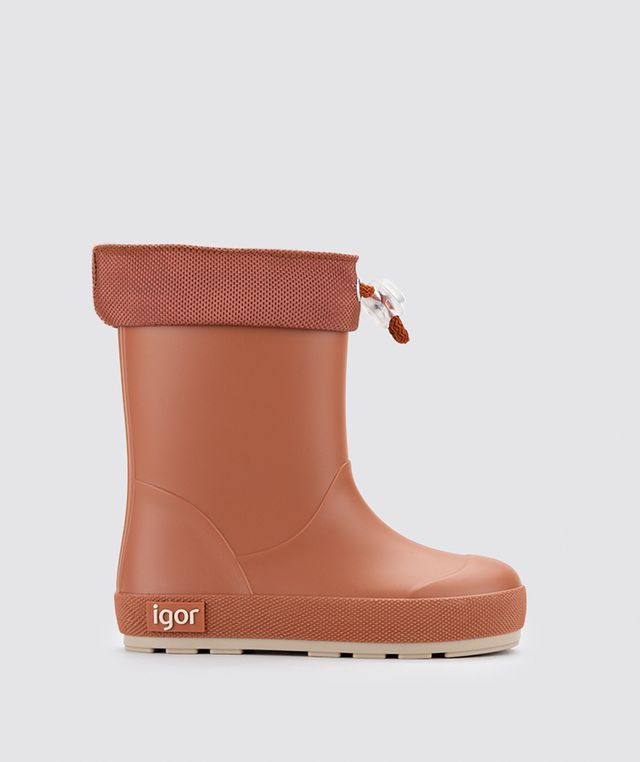 A unisex wellie by Igor, style W10295-043 Yogi-DK Cuello, in Teracotta with toggle fastening. Right side view.