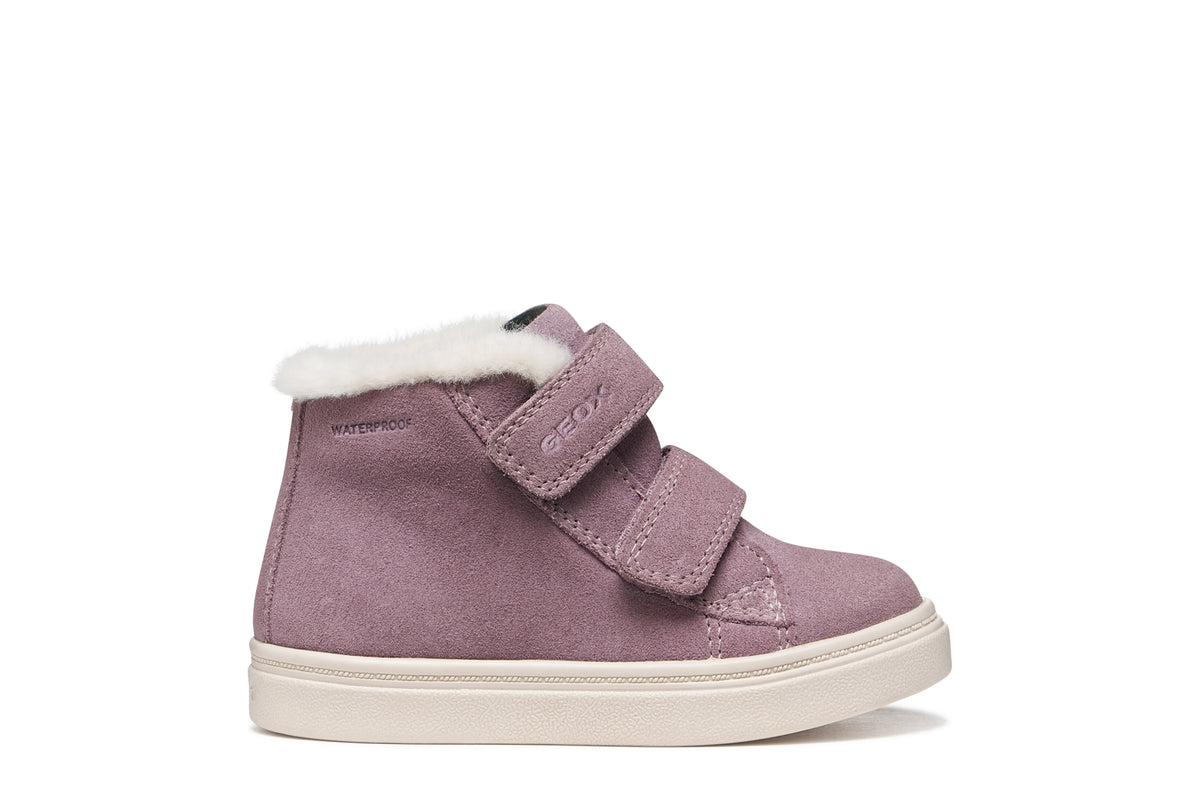 Geox girls ankle boot in the style Nashik in a purple light shimmer, with double Velcro straps, fleece detailing and a white sole. Right side view. 