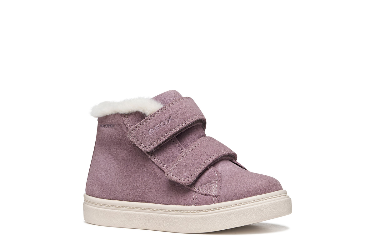 Geox girls ankle boot in the style Nashik in a purple light shimmer, with double Velcro straps, fleece detailing and a white sole. Right side view. 