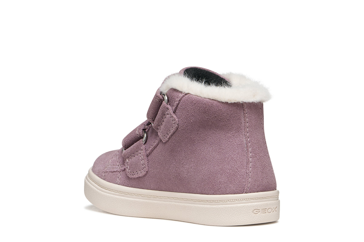 Geox girls ankle boot in the style Nashik in a purple light shimmer, with double Velcro straps, fleece detailing and a white sole. Angled back view.