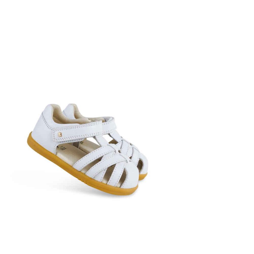 A unisex sandal by Bobux, style Roam (I-Walk) in Caramel with velcro strap. Tilted view of pair
