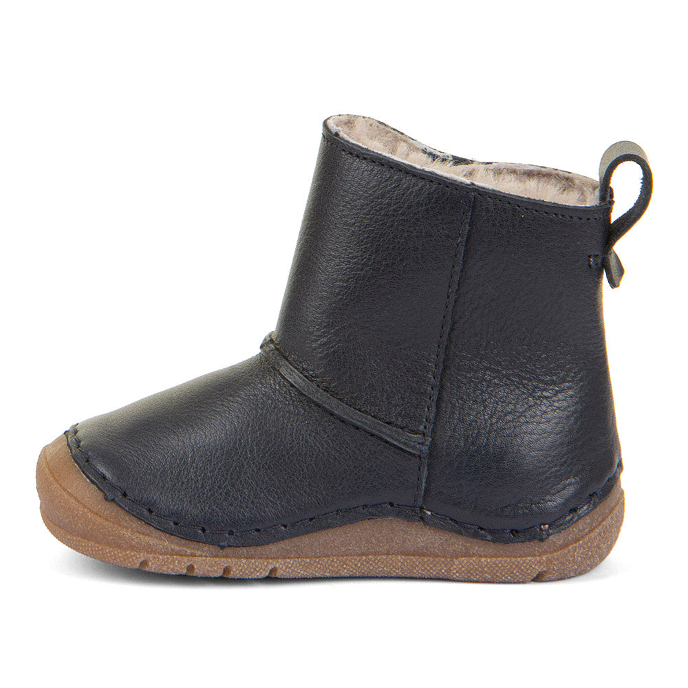 A unisex winter boot by Froddo, style Paix Up in navy with sheepskin fur lining with toe bumper. Inner side view