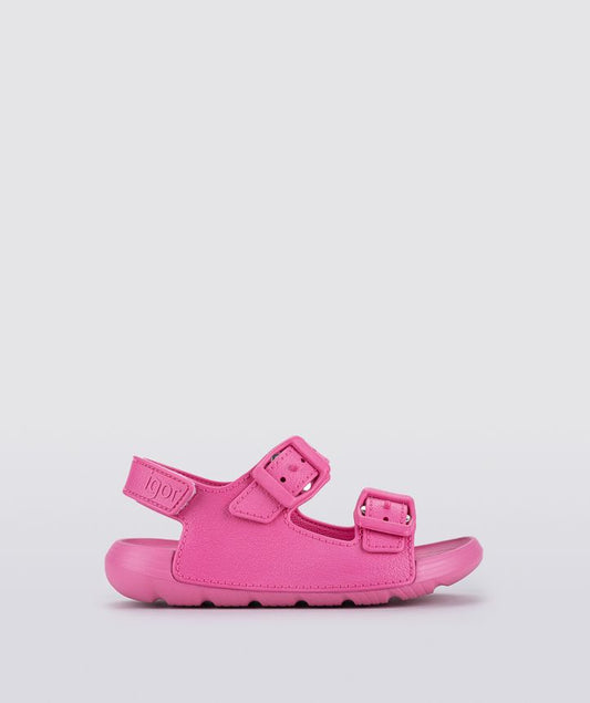 A girls sling back rubber shoe by Igor, style Maui in fucsia with two buckle straps and velcro heel fastening. Right side view.