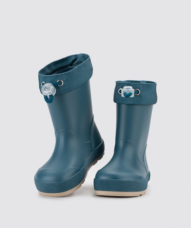 A pair of unisex wellies by Igor, style Yogi DK Cuello, in blue with toggle fastening. Angled front view.