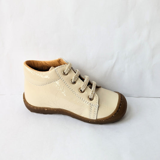 A girls ankle boot by Bopy, style Jordana, in cream crinkled patent with toe bumper and lace up fastening. Right side view.
