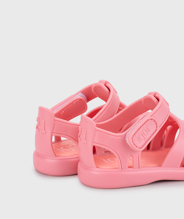 A girls jelly sandal by Igor, style Tobby Solid in Chicle with velcro strap. Zoomed angled back view of pair