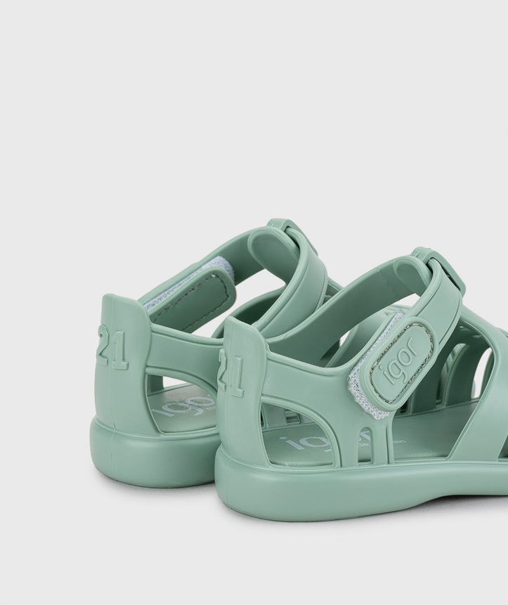 A unisex jelly sandal by Igor, style Tobby Solid in Matcha with velcro strap. Zoomed angled back view of pair