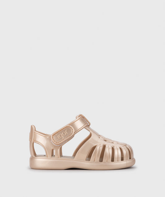 A girls jelly sandal by Igor, style Tobby Nacar in Platino, with velcro strap. Right side view