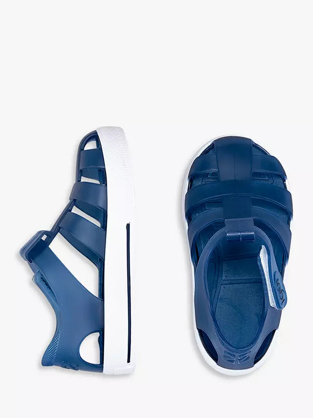 A unisex closed toe jelly shoe by Igor, style Star, in marino blue and white with velcro fastening. View from above.