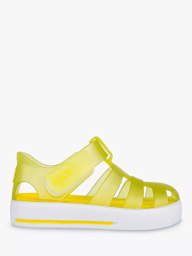 A pair of unisex closed toe jelly shoes by Igor, style Star, in amarillo yellow and white with velcro fastening. Right side view.