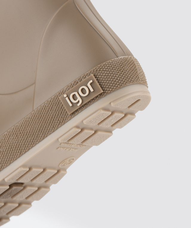 A unisex wellie by Igor, style W10295 Yogi-DK Cuello, in Elmwood with toggle fastening. Close up of Igor logo.