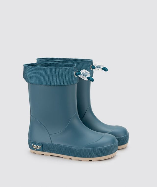 A pair of unisex wellies by Igor, style Yogi DK Cuello, in blue with toggle fastening. Angled left side view.