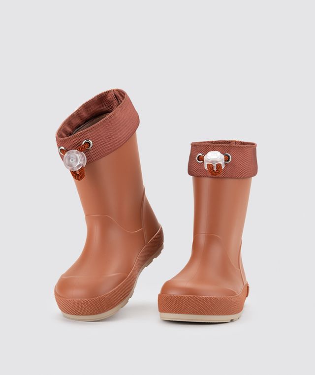 A pair of unisex wellies by Igor, style W10295-043 Yogi-DK Cuello, in Teracotta with toggle fastening. Angled front view.