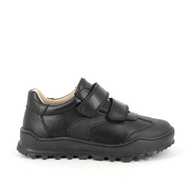 A boys school shoe by Primigi, style Ten 2.0, in black leather with double velcro fastening. Right side view.
