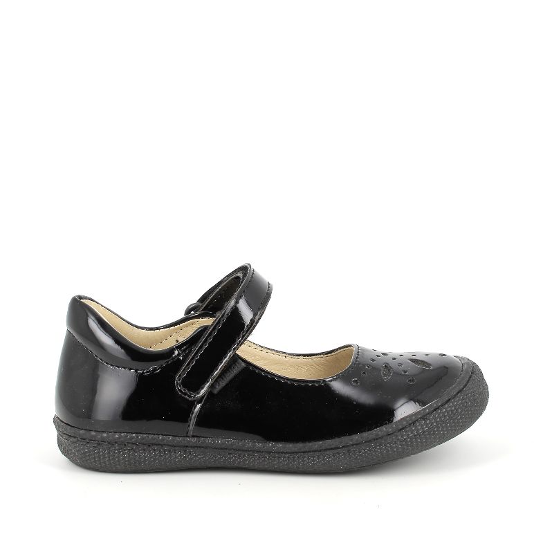 A girls Mary Jane school shoe by Primigi, style Clemence, in black patent leather with velcro fastening. Right side view.