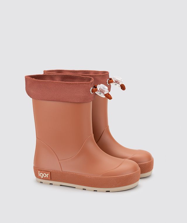 A pair of unisex wellies by Igor, style W10295-043 Yogi-DK Cuello, in Terracotta with toggle fastening. Angled left side view.