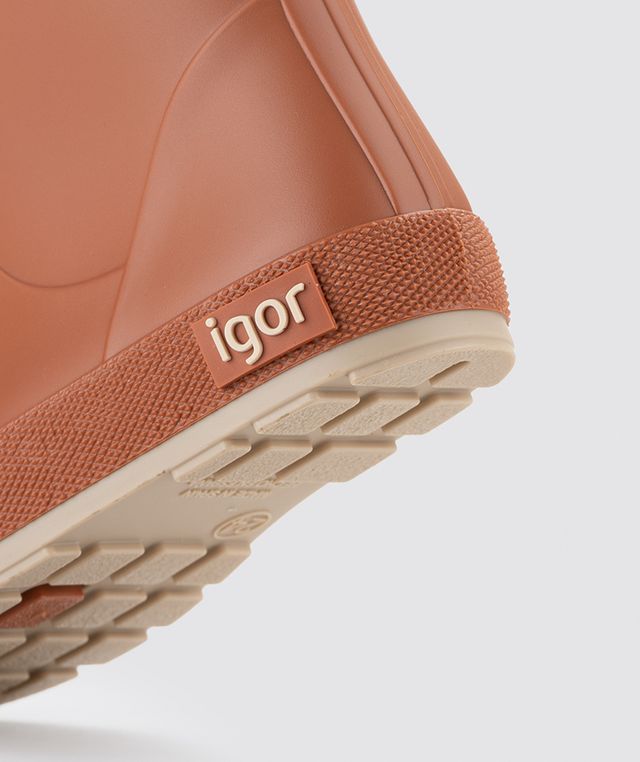 A unisex wellie by Igor, style W10295-043 Yogi-DK Cuello, in Terracotta with toggle fastening. Close up of heel and Igor Logo.