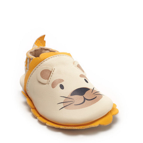 A unisex pram shoe by Start-Rite. Style is fable, a pull on in cream and yellow leather. Front view showing the lion face.