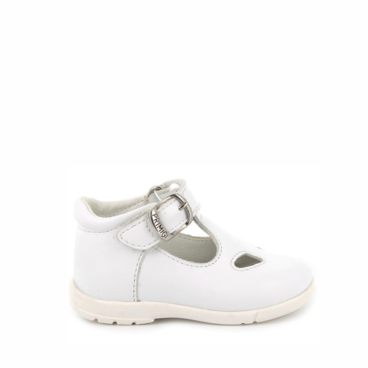 A girls t-bar  shoe by Primigi, style 3906600 Baby, in white leather with buckle fastening. Right side view.