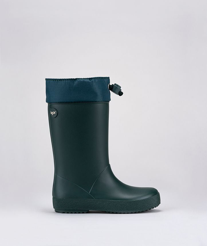 A unisex wellington boot by Igor. Style is Splash Cole in green with front toggle calf adjust. Right side view.