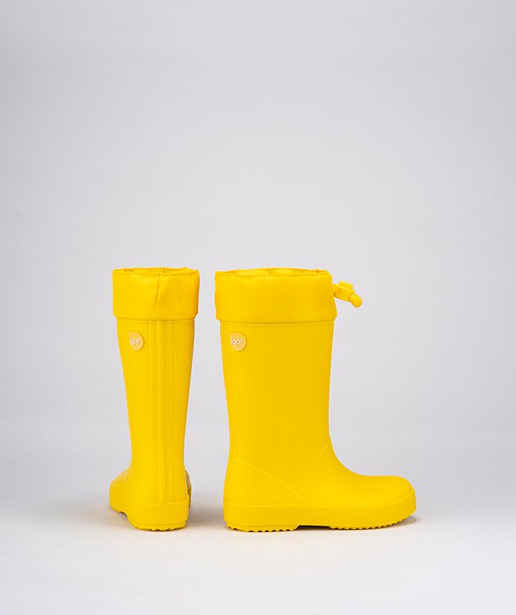 A unisex welly by Igor, style Splash Cole, in Yellow with toggle fastening. Angled view.