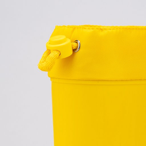 A unisex welly by Igor, style Splash Cole, in Yellow with toggle fastening. Close up of toggle.