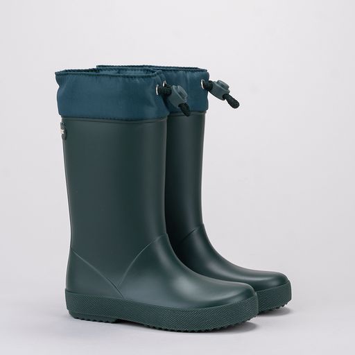 A unisex wellington boot by Igor. Style is Splash Cole in green with front toggle calf adjust. Front side view of a pair.