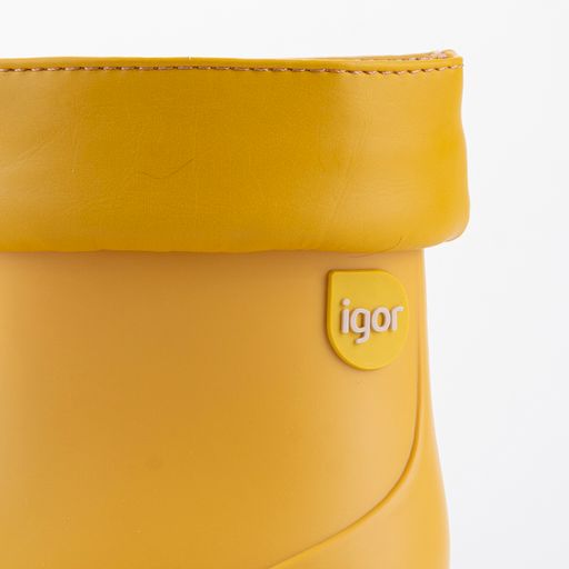 A unisex wellington boot by Igor. Style is Bimbi Euri in yellow with front toggle adjuster. Close up view of the Igor logo.