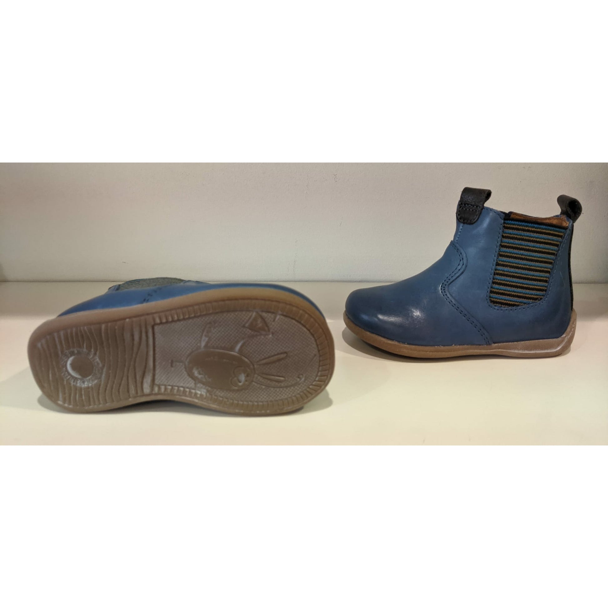A boys ankle boot by Froddo, style G2160030-1, in blue leather with zip fastening. Sole and left side view.