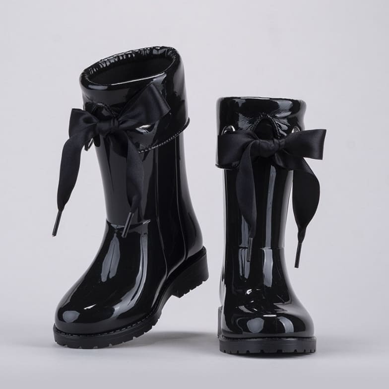 A pair of girls wellies by Igor, style Campera, in black gloss. Front view.