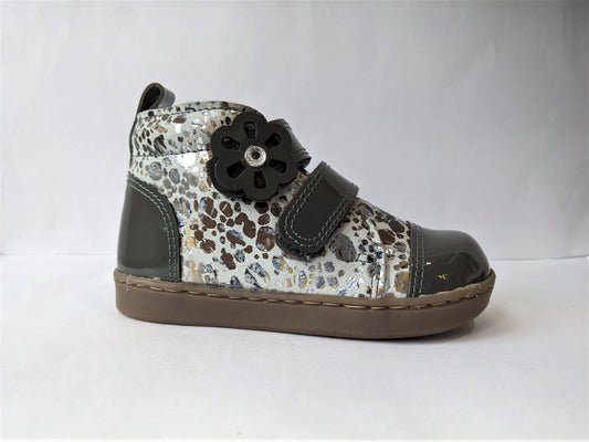 A girls ankle boot by Petasil, style Drean 3, in grey patent with double velcro fastening. Right side view.