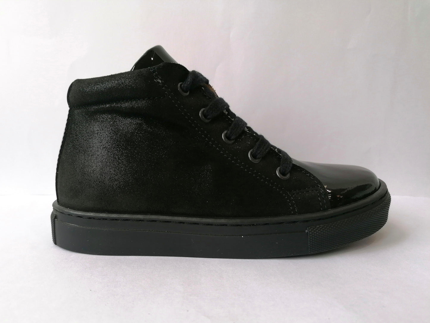 A girls casual boot by Petasil, style Gracie 2,in black patent and nubuck with lace and zip fastening. Right side view.