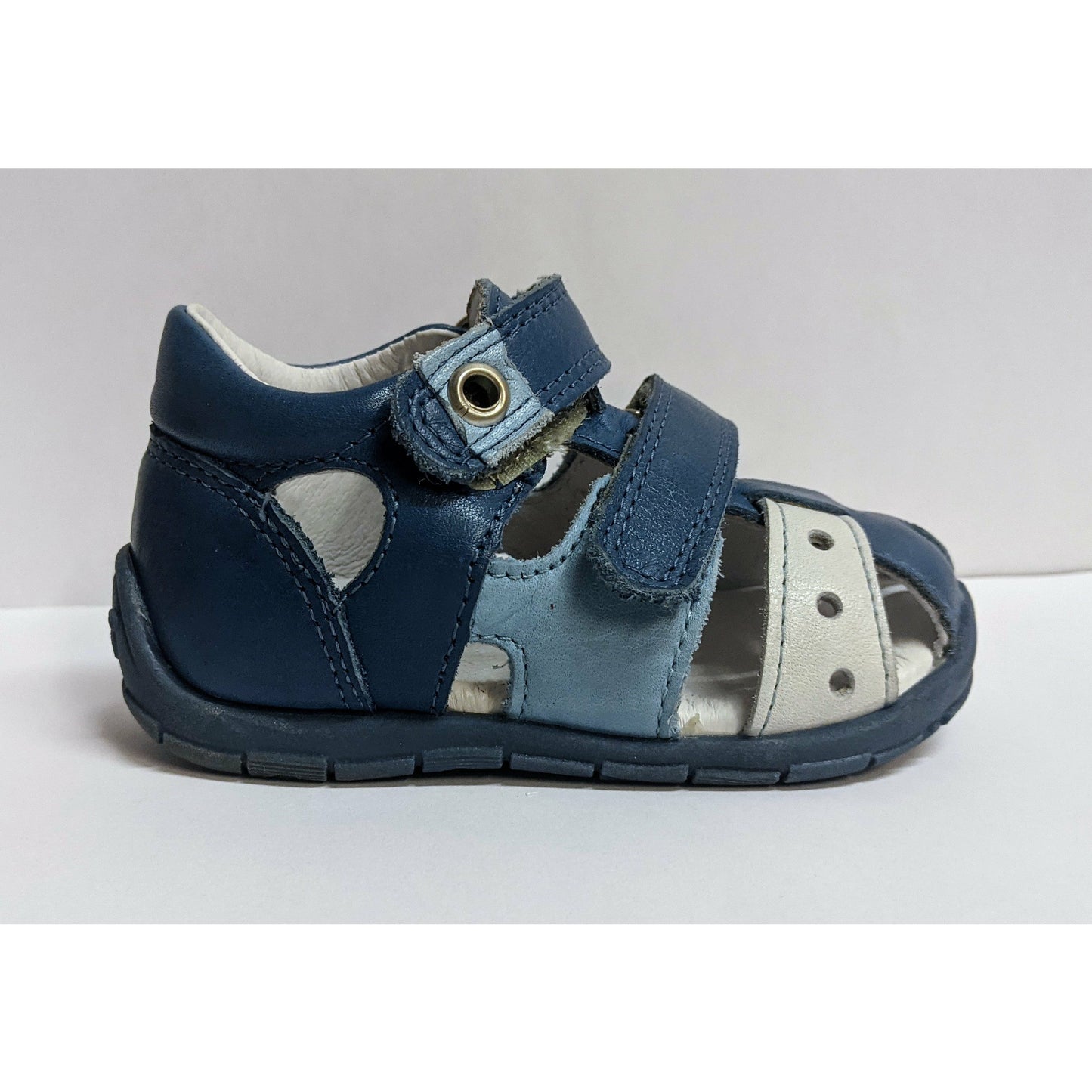A boys sandal by Froddo, style G2150106, in blue and white leather with velcro fatening. Right side view.