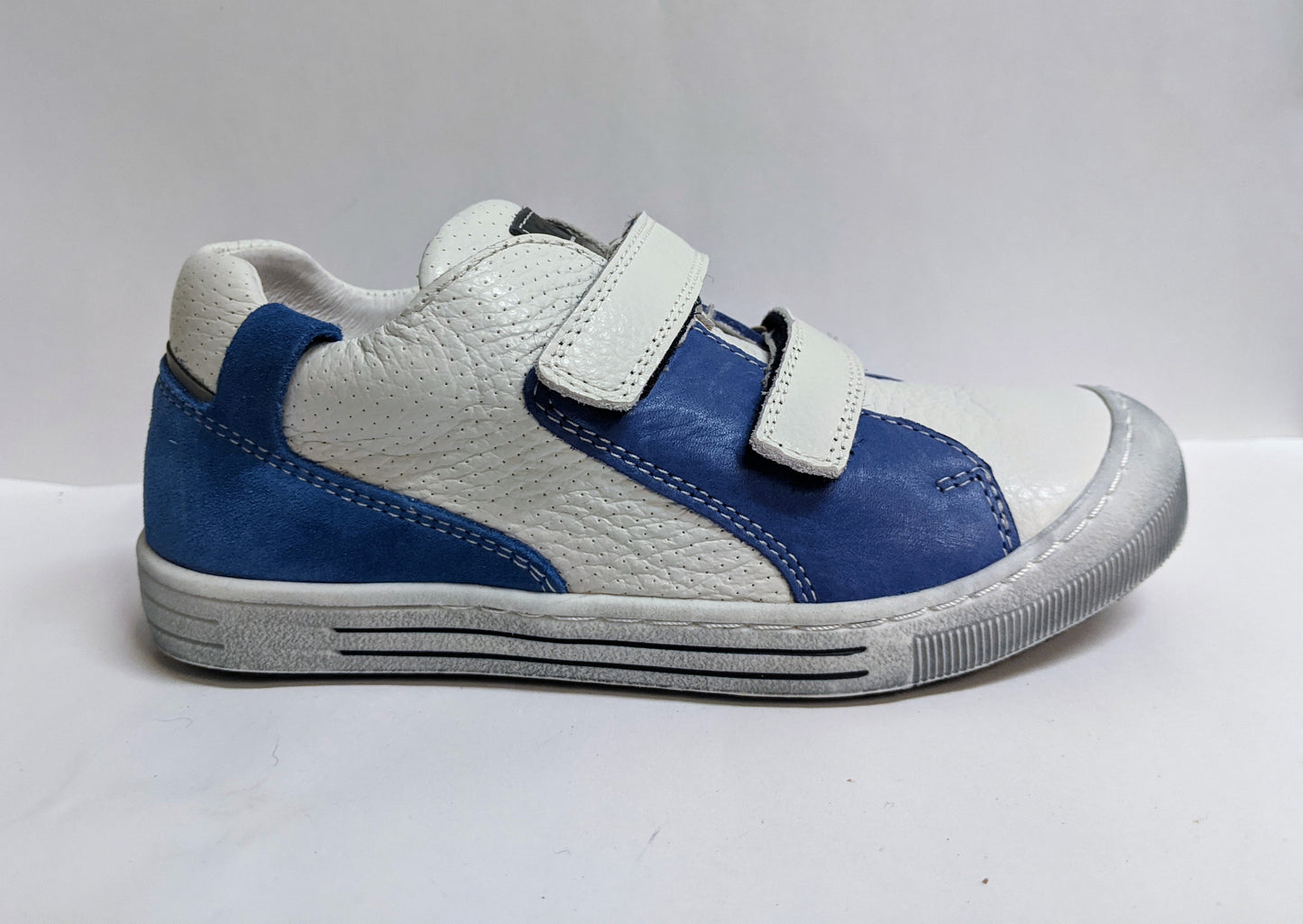 A boys casual shoe by Froddo, style G3130092, in white and blue leather with vlecro fastening. Right side view.