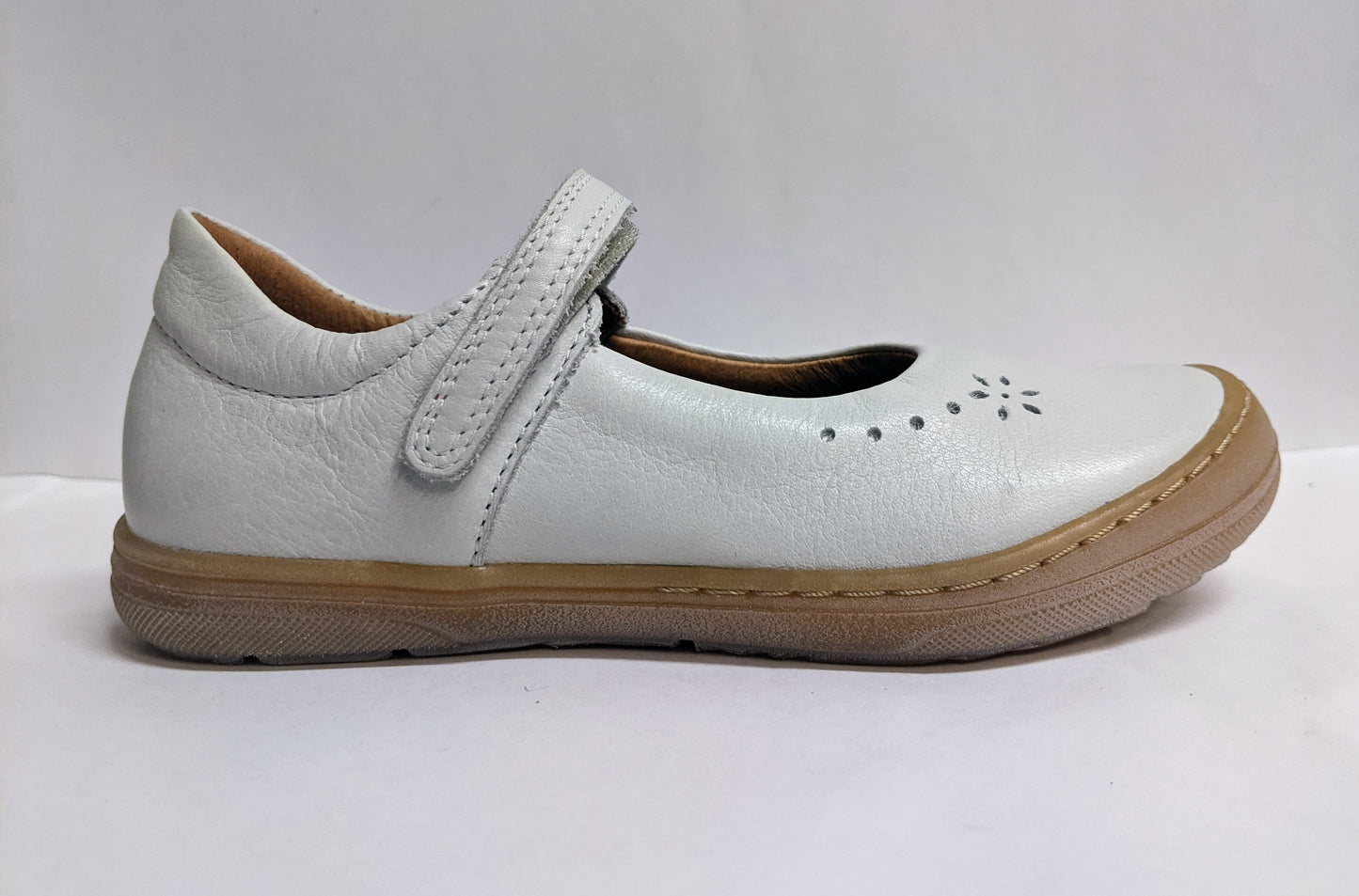 A girls Mary Jane by Froddo, style G3140061-6 in white leather with velcro fastening. Right side view.