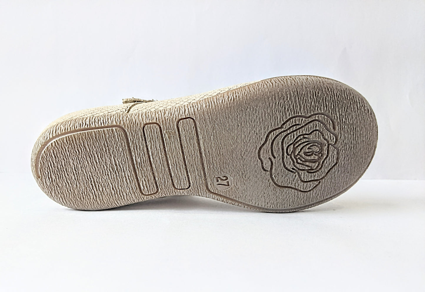 A girls Mary-Jane shoe by Froddo, style G3140089-3A in gold leather with velcro fastening. Sole view.