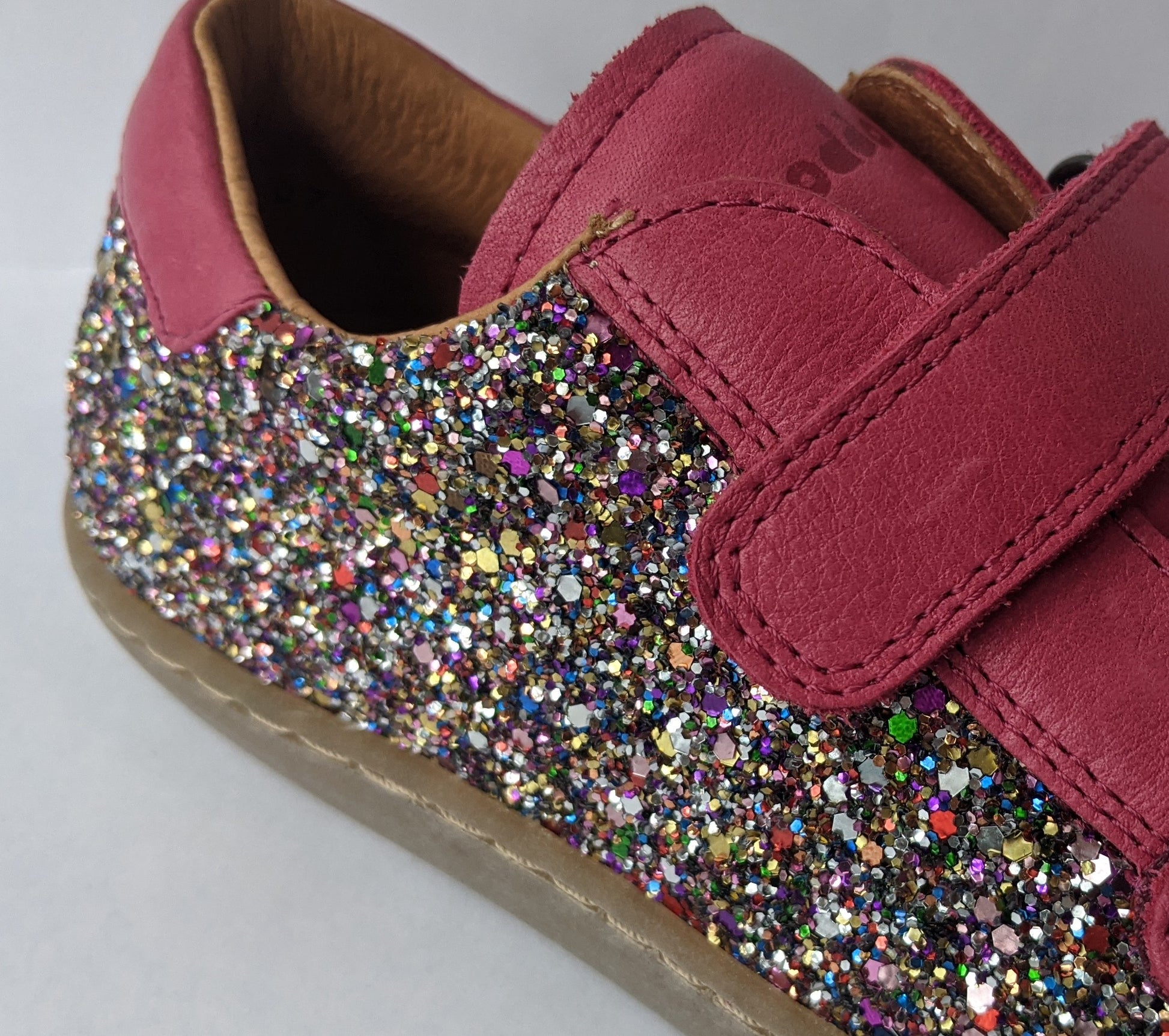 A girls casual shoe by Froddo, style G3130094-6 in Fuchsia leather and glitter with velcro fastening. Close up.