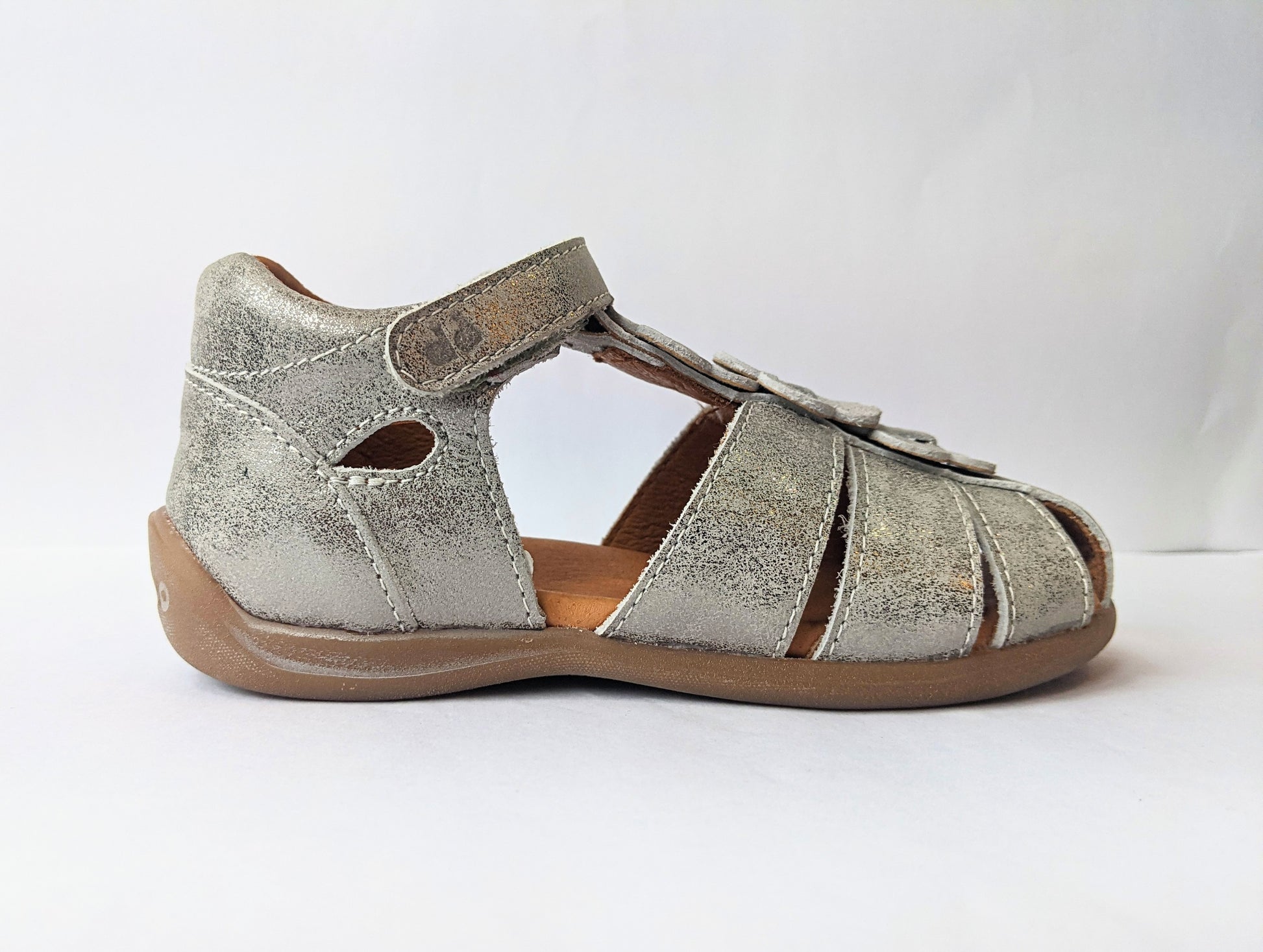 A girls closed toe sandal by Froddo, style G2150094-5, in silver with velcro fastening. Right side view. 
