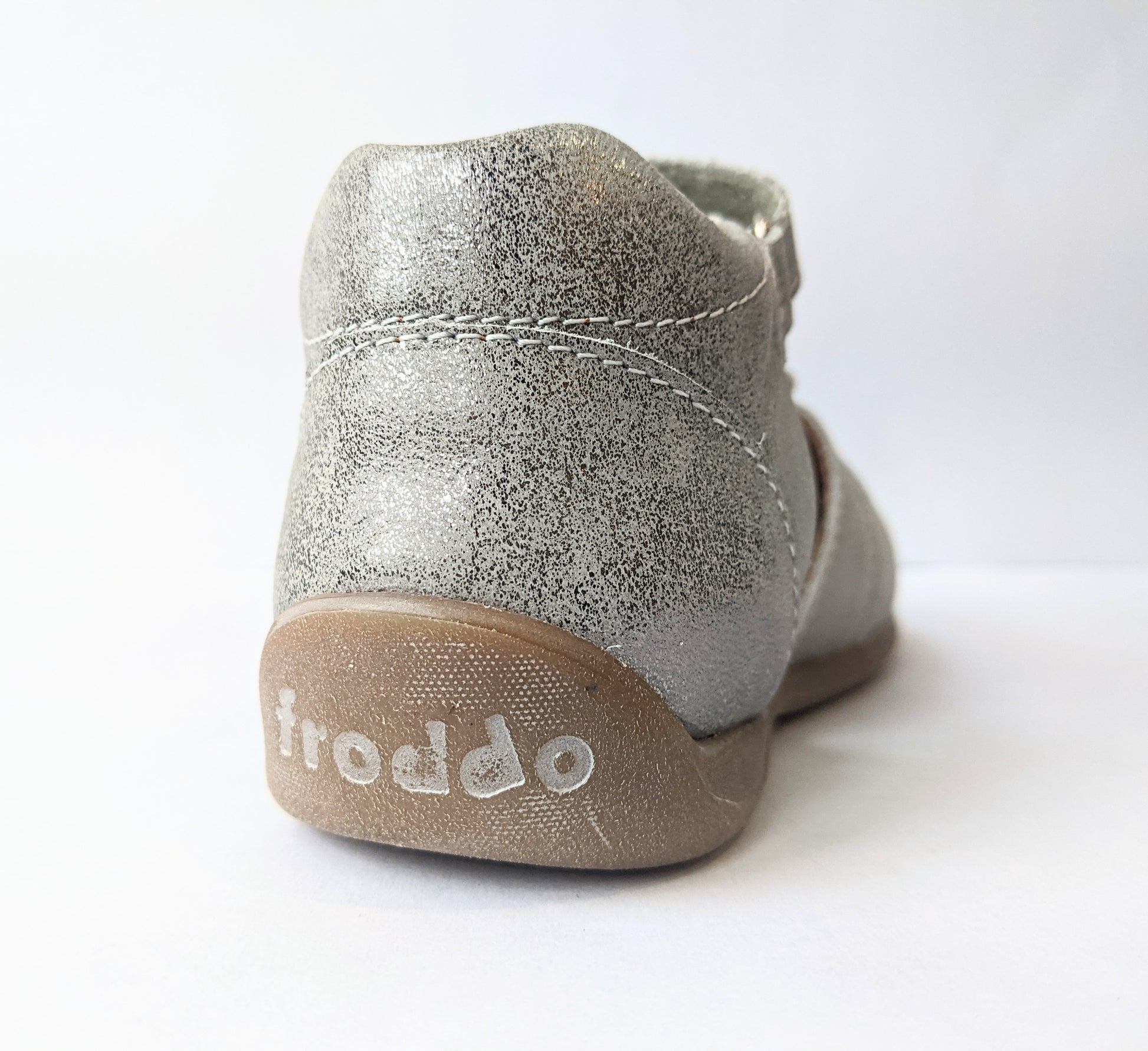 A girls closed toe sandal by Froddo, style G2150094-5, in silver with velcro fastening. Back view.