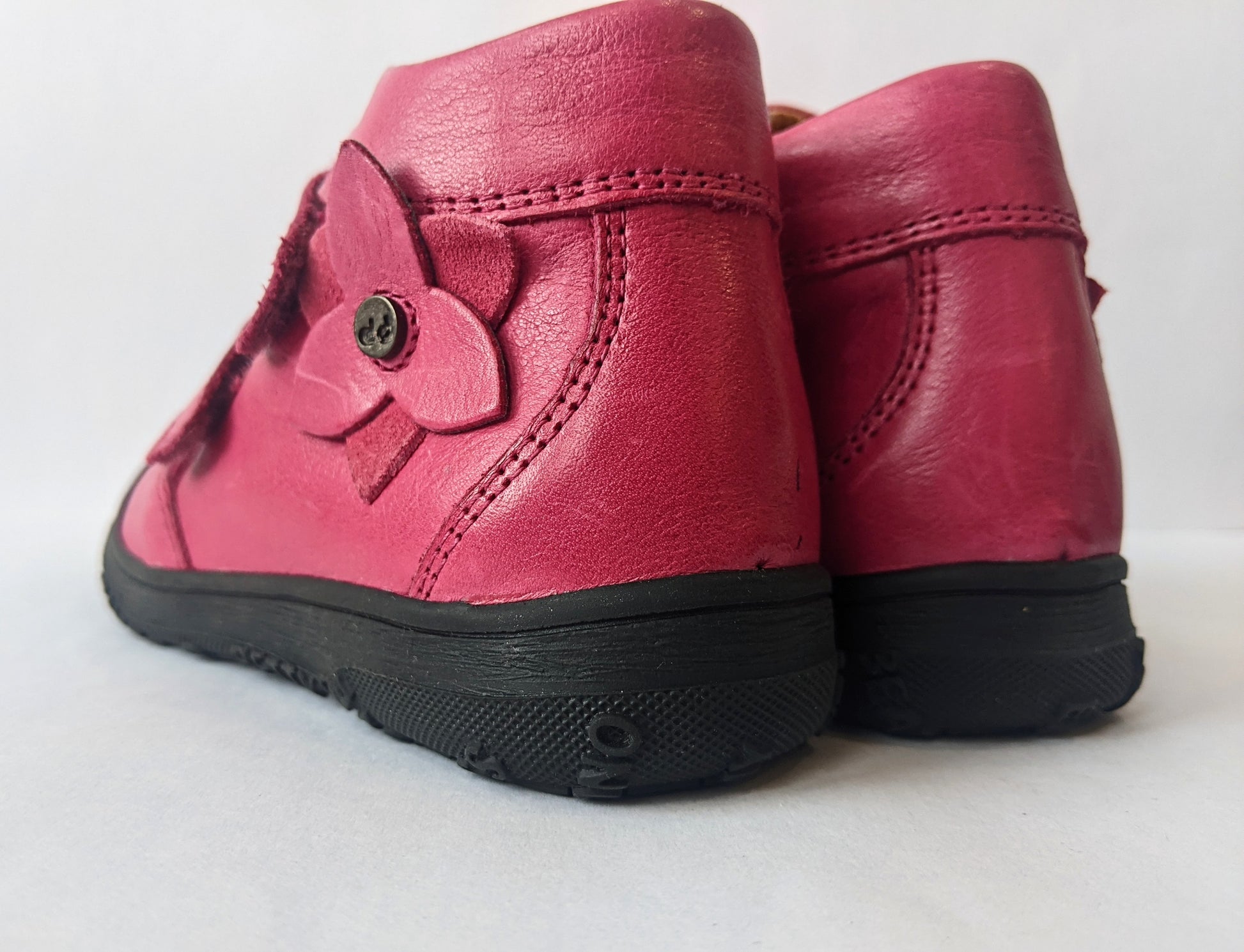 A pair of girls ankle boots by Froddo, style G2130072, in Fuchsia leather with double velcro fastening. Back view.