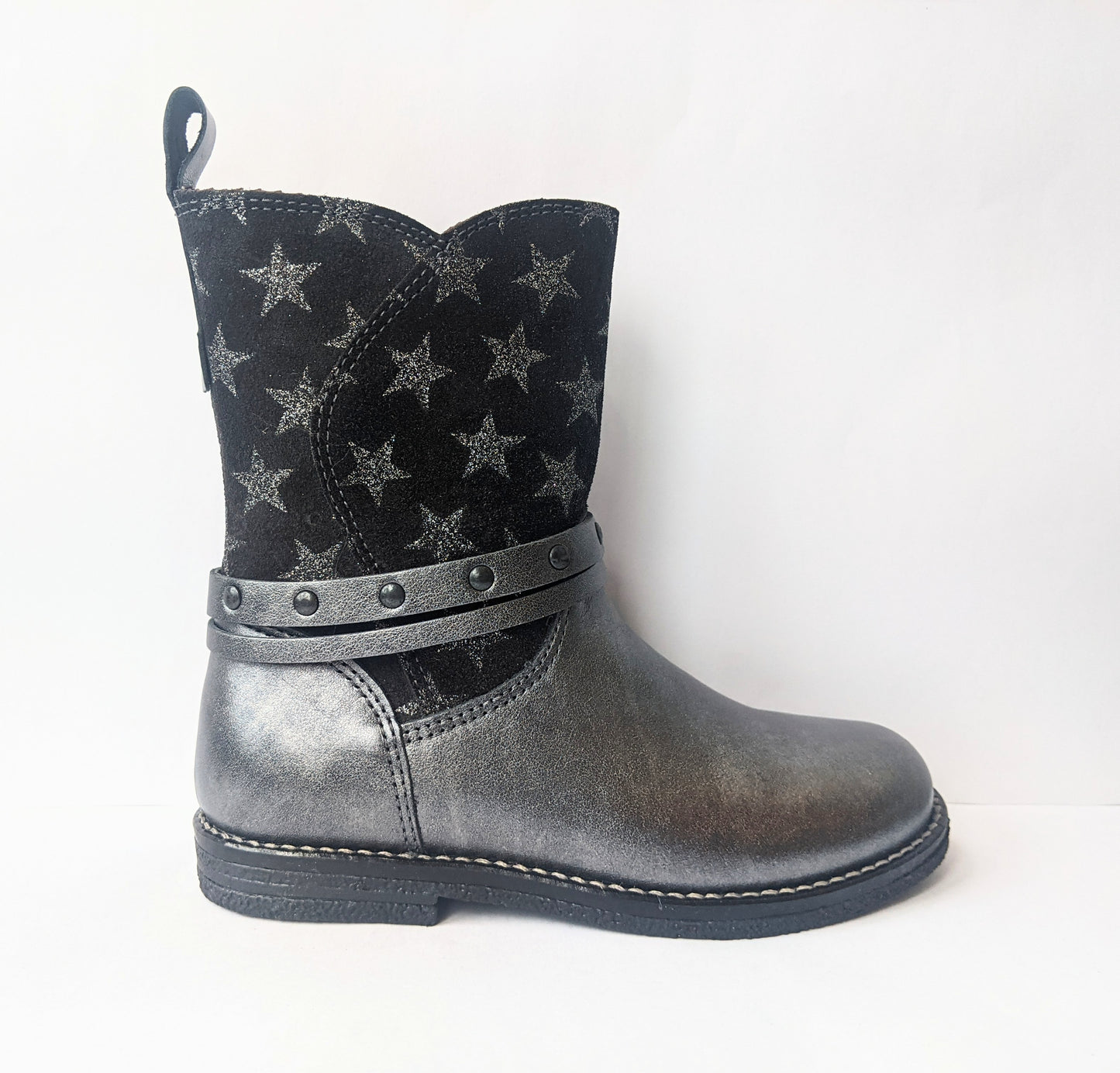 A girls calf boot by Froddo, style G3160085-2,in silver leather and star print nubuck with zip fastening. Right side view.