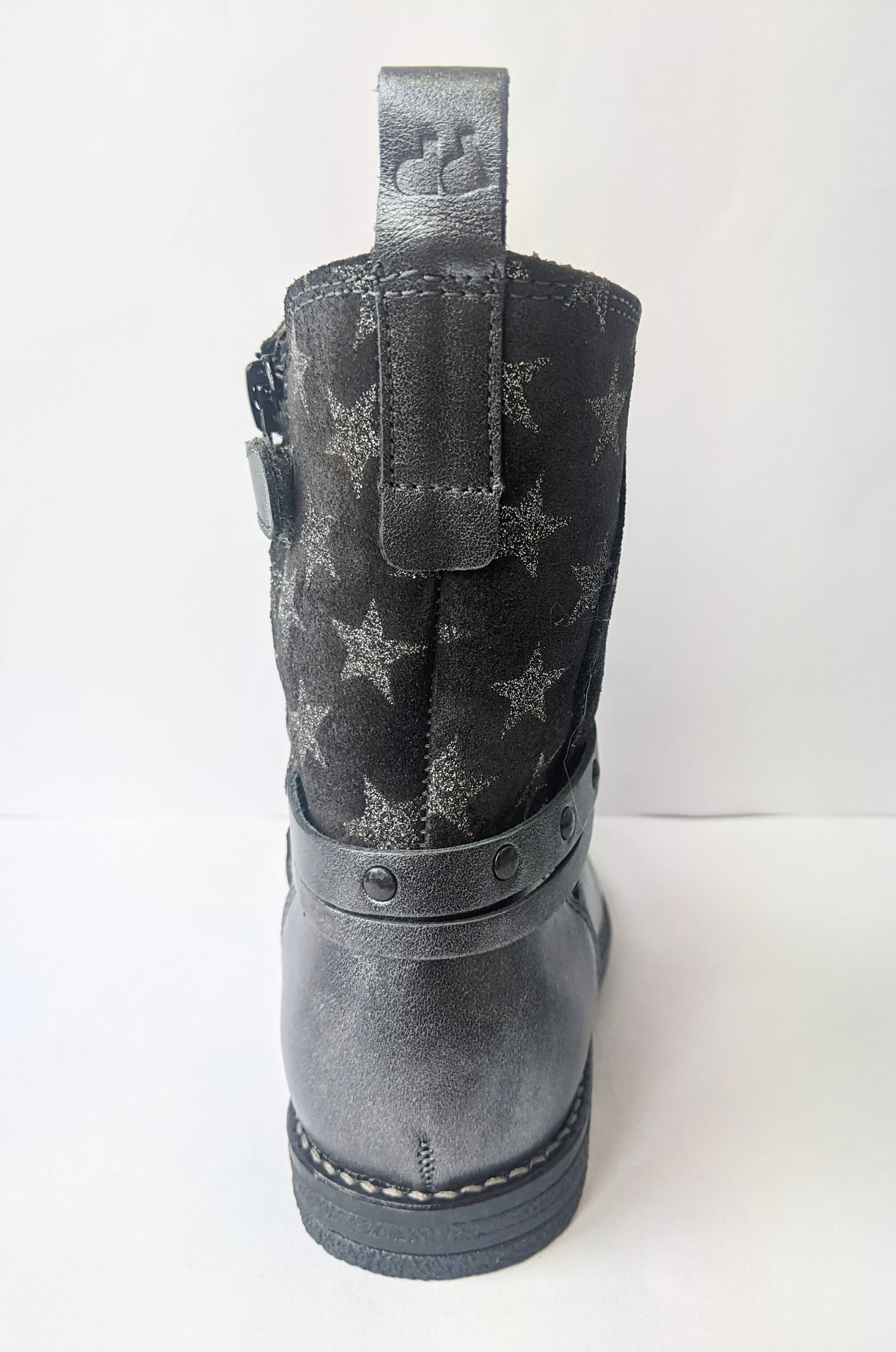 A girls calf boot by Froddo, style G3160085-2,in silver leather and star print nubuck with zip fastening. Back view.