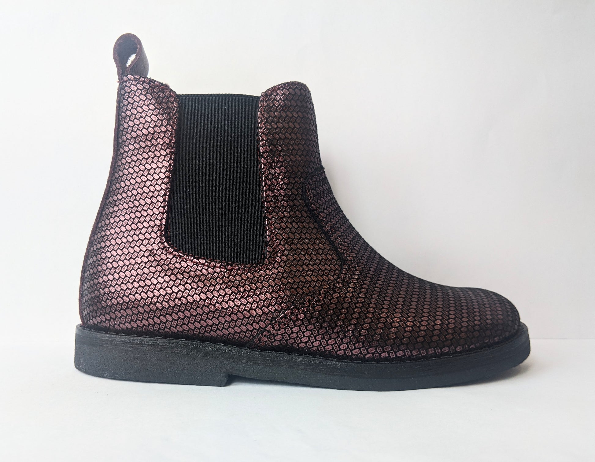 A girls chelsea boot Froddo, style Chelys G3160081-6 in metallic burgundy leather with zip fastening. Right side view.