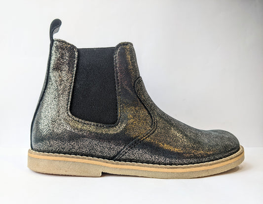 A girls Chelsea boot by Froddo, style Chelys G3160101-3 in bronze shimmer leather with zip fastening. Right side view.