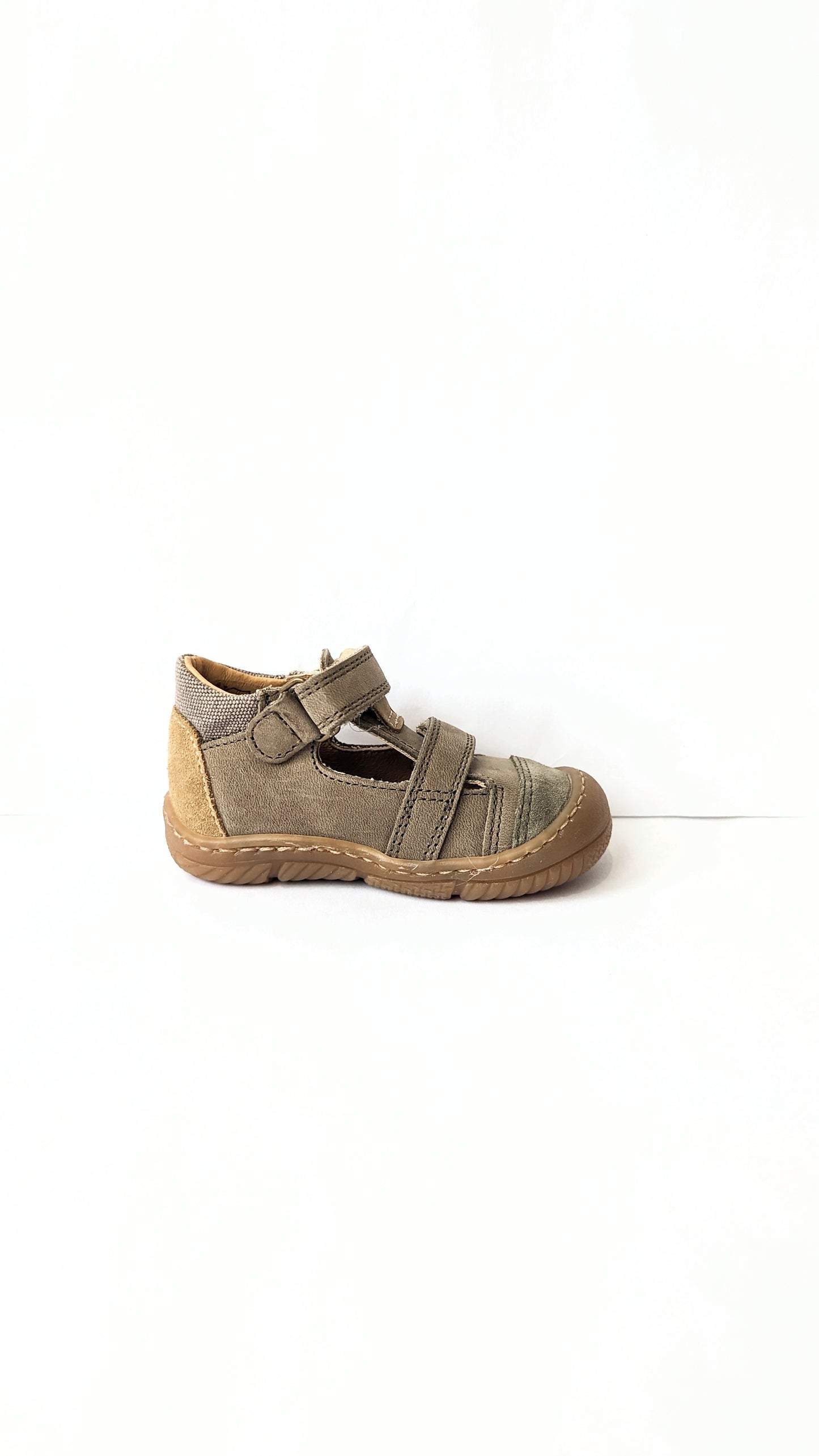 A boys shoe by Bopy, style Jacour, in khaki nubuck with double velcro fastening and toe bumper. Right side view.